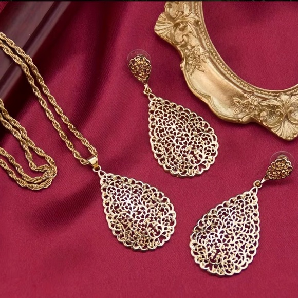 Jewelry - Elegant Gold Filigree Jewelry Set